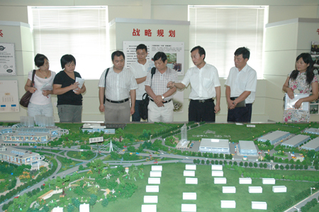 河南物流产业基地市场调研组领导到集团参观考察