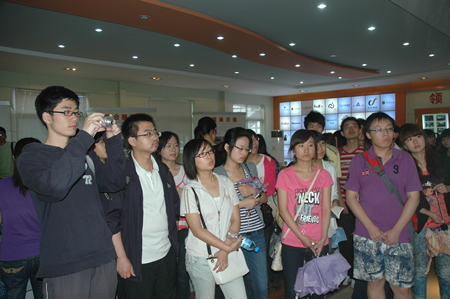 山东大学商学院师生到集团参观学习